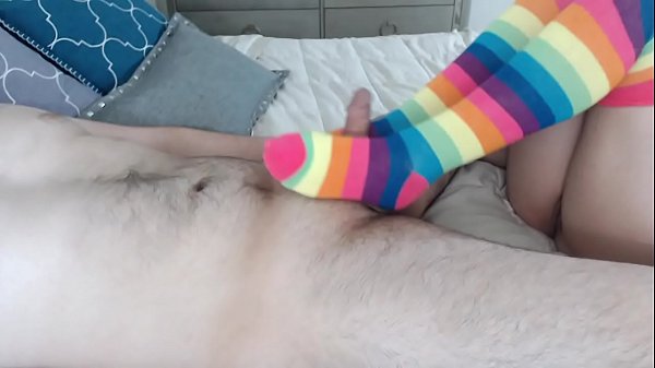 Catherine Grey est une fétichiste et fait un incroyable footjob à la queue de son mec sans enlever ses chaussettes